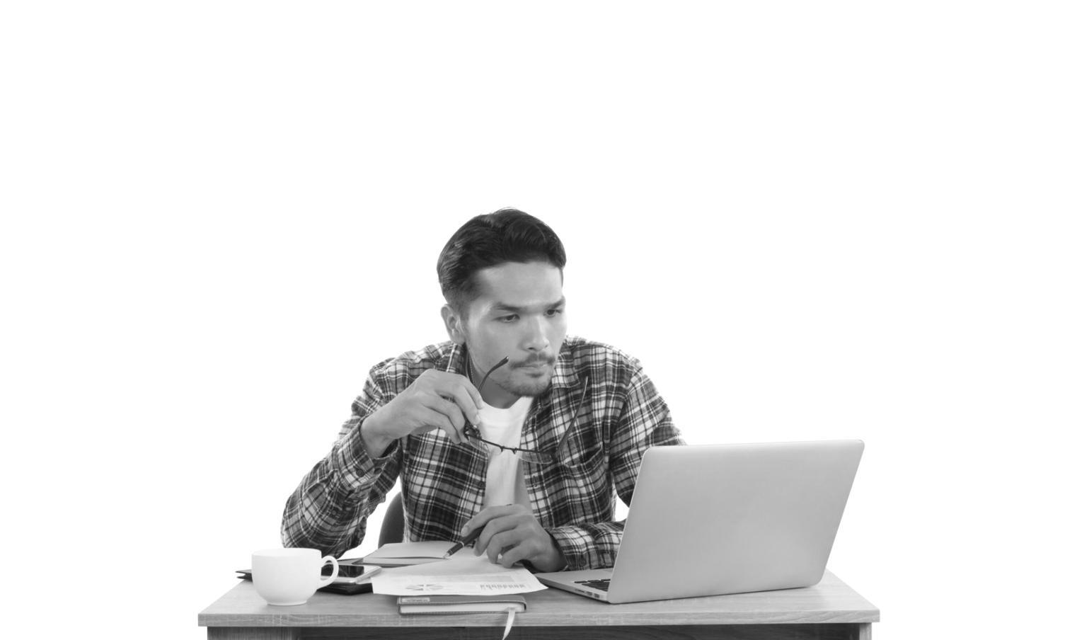 Teilnehmer arbeiten gemeinsam an Finanzanalysen und diskutieren Rentabilitätskennzahlen